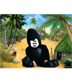 Fotomontaggio divertente di un bambino vestito di gorilla