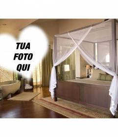 Fotomontaggio su un romantico hotel con un bel letto e bagno in camera e una cornice a forma di cuore per mettere la vostra foto
