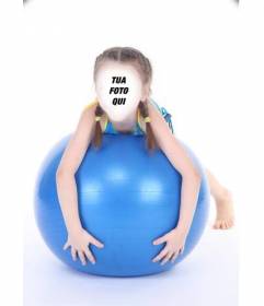 Fotomontaggio online di una ragazza con le trecce su una palla blu