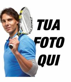Fotomontaggio con Rafa Nadal con la racchetta da tennis. Appaiono in posa nella foto accanto al giocatore tenis e aggiungere testo gratuitamente