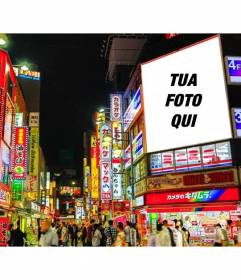 Fotomontaggio in cui è possibile inserire la tua foto su un cartello al neon sulla costruzione di una città in Giappone