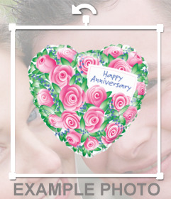 Palloncino a forma di cuore con rose e le parole felice anniversario per le tue foto