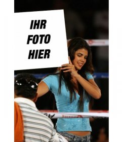 In diesem montage, ein schönes Mädchen mit einem blauen Hemd, lächelnd, während Ihr Foto als Poster in der Pause von einem Boxkampf, als Ankündigung der nächsten Kämpfer