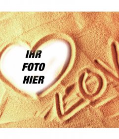Setzen Sie das Bild Ihrer Liebsten in ein Herz in den Sand des Strandes und der Text LIEBE Schriftform.