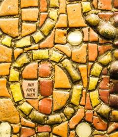 Finden Sie Ihr Foto in ein Mosaik aus gelben Steinen mit diesem Spiel