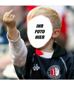 Fotomontage mit einer blonden Kleinkind Fußball-Fan mit dem Finger