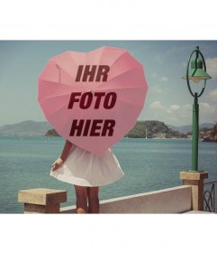 Fotomontage auf dem Meer mit einem Regenschirm in Form von Herzen auf einem romantischen Hintergrund