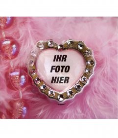 Collage aus rosa Edelstein Herz und samtig-Hintergrund mit Perlen