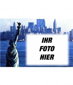 Anpassbar mit Ihrem Ansichtskarte mit einem alten Foto von der Freiheitsstatue und New York City Hintergrund. Blue