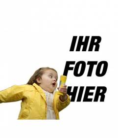 Fotomontage mit der Blase Mädchen im gelben Regenmantel und der modischen meme, wo Sie Ihre Foto und Text