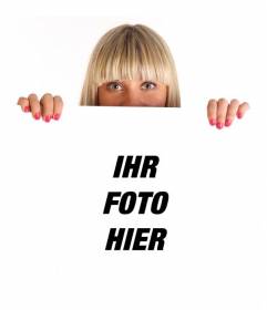 Fotomontage mit einem blonden Mädchen hält ein Plakat, in dem Sie Ihr Foto platzieren können