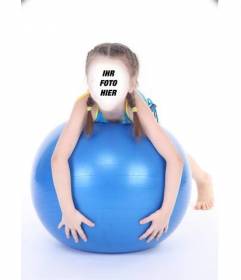 Online Fotomontage eines Mädchens mit Zöpfen auf einem blauen Ball