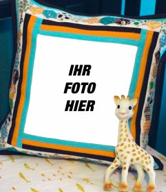 Setzen Sie Ihr Foto auf einem Kissen neben einem ausgestopften Giraffe