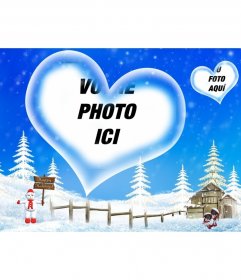 Carte postale avec fond bleu et paysage enneigé nous avons accueilli les vacances d"hiver, avec un cadre en forme de coeur dans lequel insérer votre photo