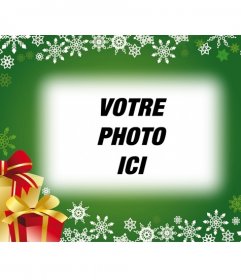 Carte postale avec le fond vert et cadeaux de Noël pour mettre votre photo en arrière-plan
