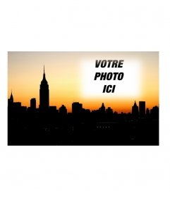 Mettez votre carte postale photo avec la ville de New York en arrière-plan. Envoyer une photo et de créer la carte et l"envoyer à la même page