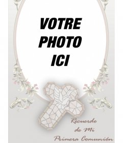 Modèle de carte mémoire Communion avec une photo. Encadrement d'une image dans ce cadre ovale de tons roses avec des motifs floraux