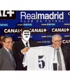 Montage photo de Zinedine Yazid Zidane, le jour de son transfert au Real Madrid de modèle modifiable pour mettre un visage sur le footballeur français à la retraite, aussi connu comme Zizou, soulevant une chemise du Real Madrid où vous pouvez écrire votre nom dans léditeur en ligne et avoir un photomontage original avec Zidane, footballeur professionnel et partager vos réseaux sociaux
