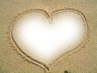 Collage dans un cadre de coeur dessiné dans le sable