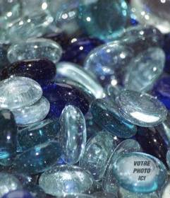 Amusez-vous à la recherche de votre photo à l"intérieur de ces gemmes bleues cristallines