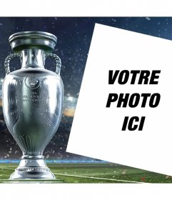 Téléchargez votre photo à ce cadre modifiable avec la Coupe deffet photo gratuit Euro pour modifier votre image et lajouter ainsi que la Coupe de leuro et un stade à larrière-plan. Célébrez la coupe de football européen avec ce cadre que vous pouvez partager sur vos réseaux sociaux avec votre photo