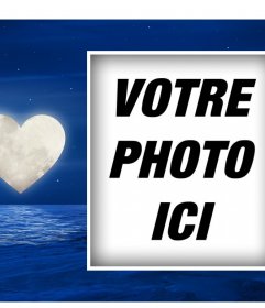 Carte postale romantique avec la lune en forme de coeur pour télécharger votre photo