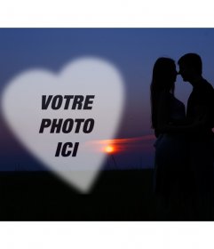 Photomontage avec un couple dans lamour avec un coucher de soleil en arrière-plan et un coeur pour mettre une photo romantique