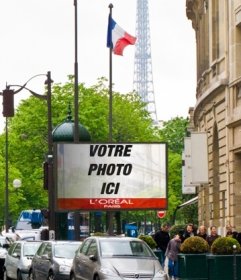 Photomontage dun panneau daffichage dans Paris avec la Tour Eiffel en arrière-plan et plusieurs drapeaux de la France