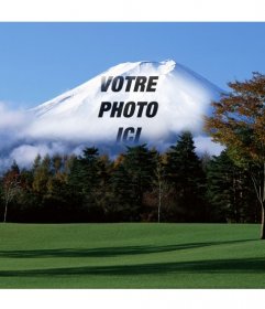 Photomontage avec paysage japonais avec la montagne Fuji en arrière-plan dans lequel votre image téléchargée en ligne apparaîtra disparu