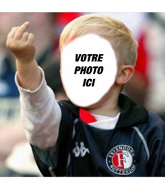 Photomontage avec un fan de football bambin blond par le doigt