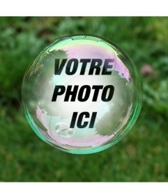 Photomontage avec une bulle de savon sur un fond dherbe verte où votre photo apparaîtra réfléchie à lintérieur de la bulle