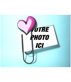Créez votre amour carte postale personnalisée avec ce simple cadre dans lequel un clip avec un cœur joint une photo de votre choix sur un fond bleu clair