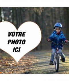 Cadre photo dun enfant à vélo et votre image dans un cœur