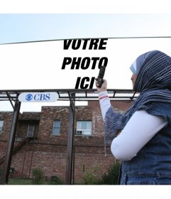 Les femmes Sacándole montage l"image d"une bannière publicitaire avec une étiquette de CBS, qui a commencé comme radio en ligne de télévision en ligne. Placez votre photo sur la clôture