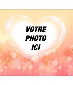 Romantique cadre photo avec un coeur sur un fond orange avec des fleurs et des halos de lumière pour mettre votre photo avec votre amour