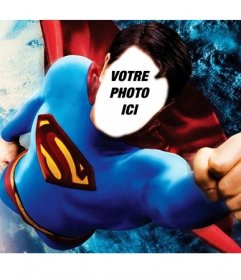 Photomontage pour devenir Superman volant au-dessus de la Terre 