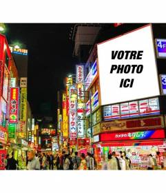 Photomontage dans lequel vous pouvez placer votre photo sur une enseigne au néon sur la construction d"une ville au Japon
