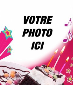 Carte danniversaire où vous téléchargez une photo avec un fond rose, un gâteau avec des bougies, des étoiles et de la musique