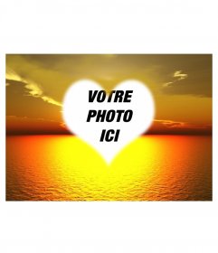 Montage photo dans lequel vous pouvez mettre une photo d"un beau coucher de soleil fond en mer dans un cadre en forme de coeur