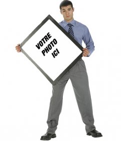 Un jeune homme dans un costume tenant le cadre d"un tableau, où vous pouvez cadrer votre image
